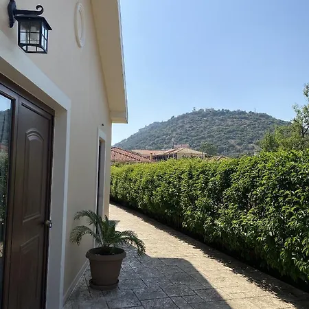 House With Garden In - 10' From Center Nyaraló Peratáta