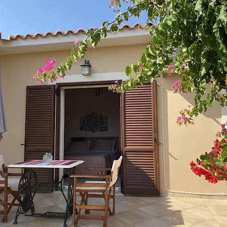 House With Garden In - 10' From Center *