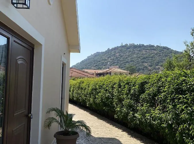 House With Garden In - 10' From Center Дом отдыха Ператата