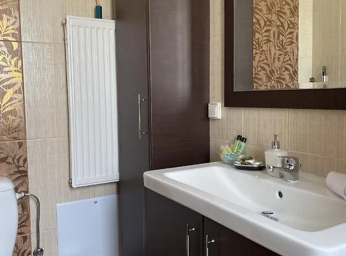 House With Garden In - 10' From Center *