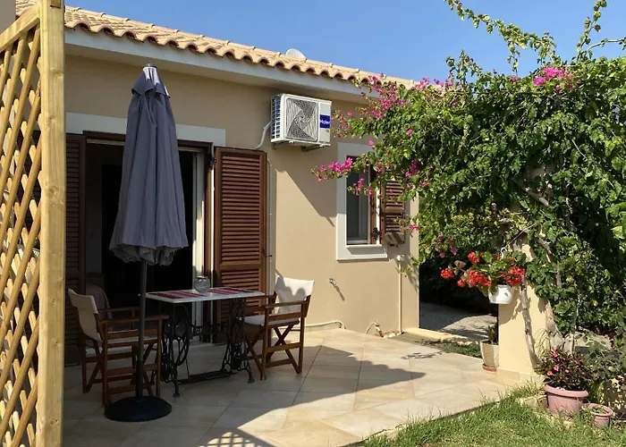 House With Garden In - 10' From Center *