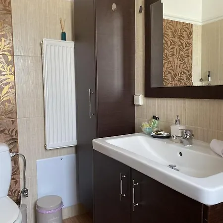 House With Garden In - 10' From Center *