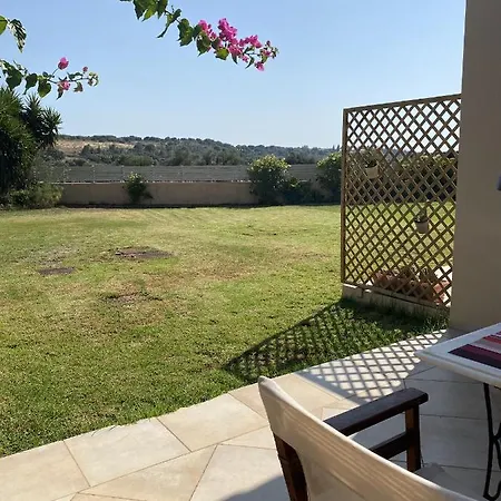 House With Garden In - 10' From Center بيت للعطل