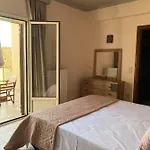 House With Garden In - 10' From Center Περατάτα